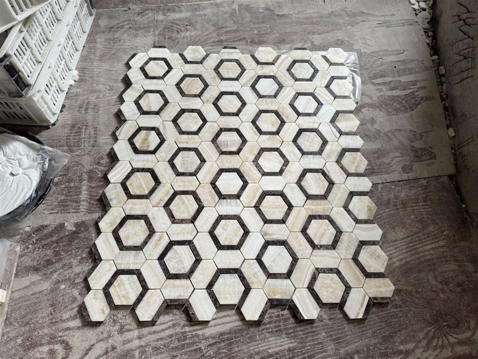 Gemischtes Mosaik aus Vanille-Onyx und dunklem Emperador-Marmor